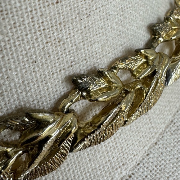 Vintage Goldtone Leaf Linked Necklace - Picture 2 of 6